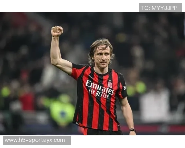 米兰2526赛季全家福揭晓阿莱格里与莫德里奇同框引发热议